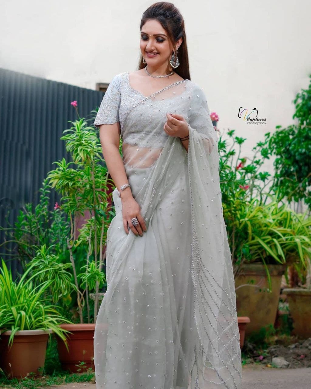 സാരിയില്‍ കല്യാണപ്പെണ്ണിനെ പോലെ തിളങ്ങി ശ്രീദേവി വിജയകുമാര്‍, അടിപൊളി ഫോട്ടോഷൂട്ടെന്ന് ആരാധകര്‍