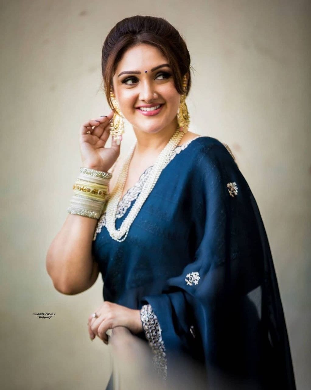 സാരിയില്‍ കല്യാണപ്പെണ്ണിനെ പോലെ തിളങ്ങി ശ്രീദേവി വിജയകുമാര്‍, അടിപൊളി ഫോട്ടോഷൂട്ടെന്ന് ആരാധകര്‍