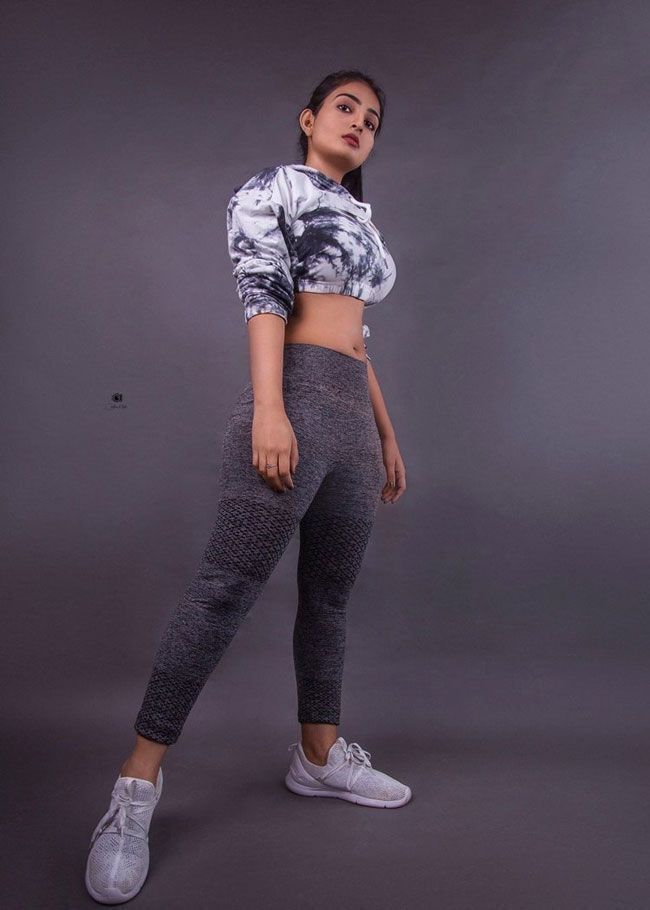 ഫിറ്റ് ഇൻ ഫിറ്റ്നസ്; അനന്യയുടെ ഗ്ലാമറസ് ചിത്രങ്ങൾ കാണാം