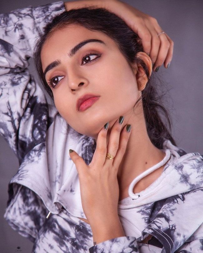 ഫിറ്റ് ഇൻ ഫിറ്റ്നസ്; അനന്യയുടെ ഗ്ലാമറസ് ചിത്രങ്ങൾ കാണാം