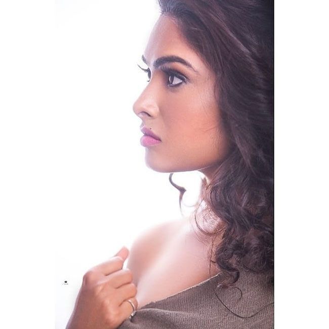 ഗ്ലാമര്‍ ഫോട്ടോഷൂട്ടുമായി ദിവി വാദിത്യ: നടിയുടെ ചിത്രങ്ങള്‍ കാണാം