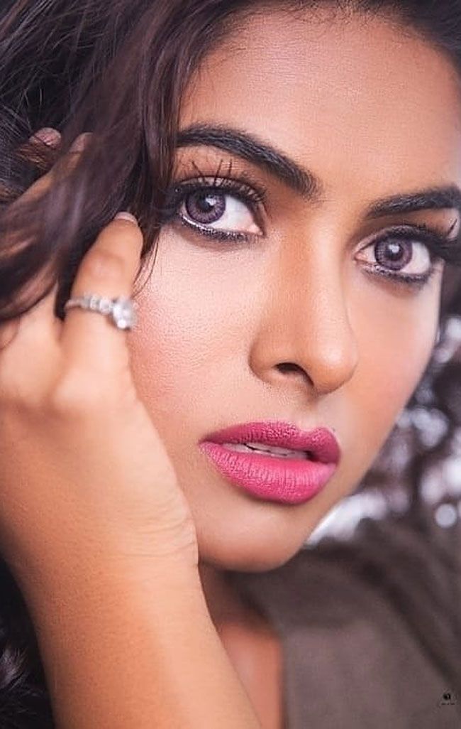 ഗ്ലാമര്‍ ഫോട്ടോഷൂട്ടുമായി ദിവി വാദിത്യ: നടിയുടെ ചിത്രങ്ങള്‍ കാണാം