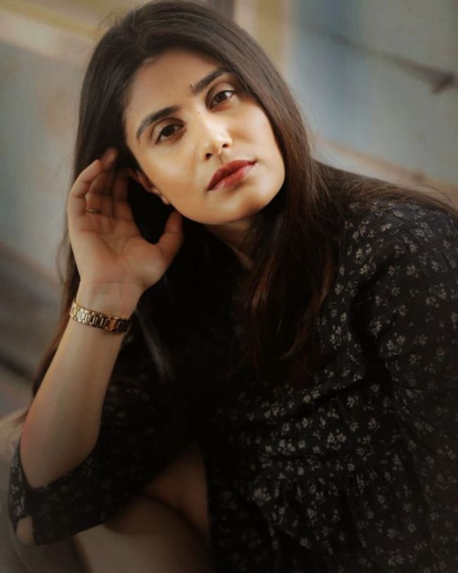 അർജുൻ റെഡ്ഡി താരത്തിന്റെ ഹോട്ട് ഫൊട്ടോഷൂട്ട് വൈറലാകുന്നു; ഗ്ലാമറസ് ലുക്കിൽ ജിയ ശർമ