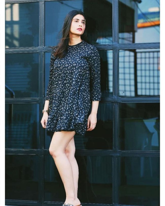 അർജുൻ റെഡ്ഡി താരത്തിന്റെ ഹോട്ട് ഫൊട്ടോഷൂട്ട് വൈറലാകുന്നു; ഗ്ലാമറസ് ലുക്കിൽ ജിയ ശർമ