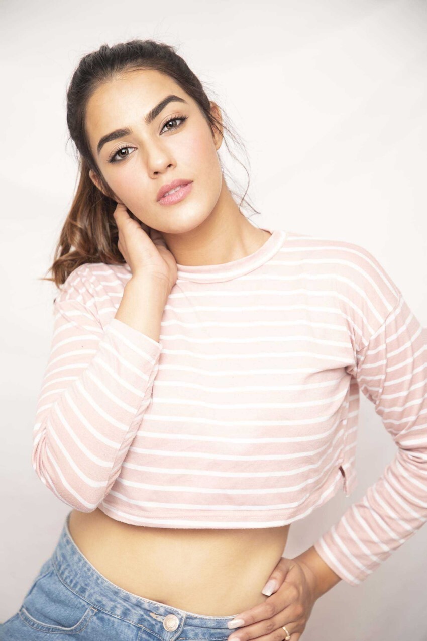 വ്യത്യസ്ത ലുക്കില്‍ കാവ്യ ഥാപ്പര്‍; നടിയുടെ പുതിയ ചിത്രങ്ങള്‍ കാണാം