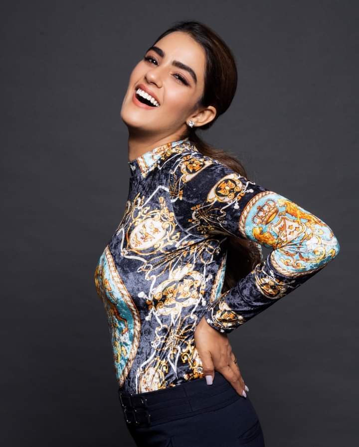 വ്യത്യസ്ത ലുക്കില്‍ കാവ്യ ഥാപ്പര്‍; നടിയുടെ പുതിയ ചിത്രങ്ങള്‍ കാണാം