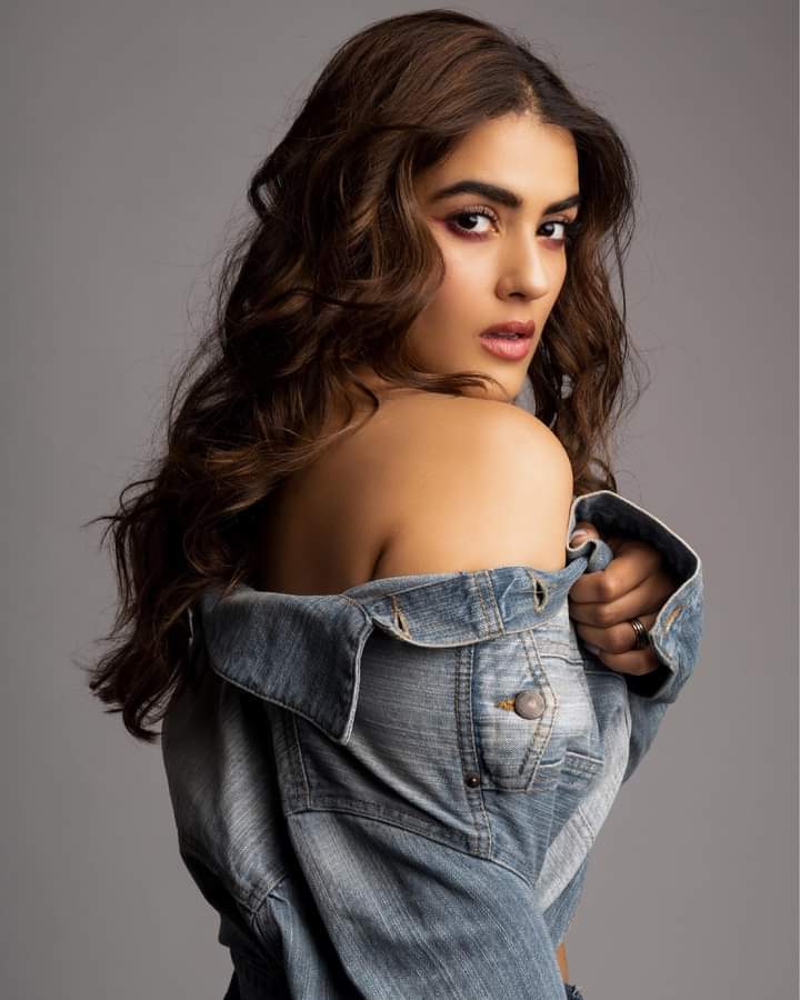 വ്യത്യസ്ത ലുക്കില്‍ കാവ്യ ഥാപ്പര്‍; നടിയുടെ പുതിയ ചിത്രങ്ങള്‍ കാണാം