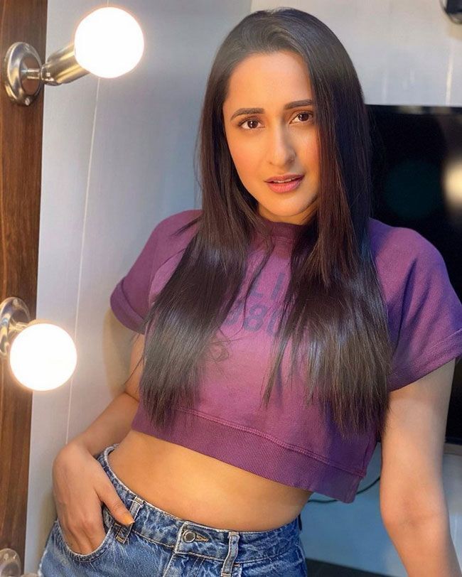 അടിപൊളി ചിത്രങ്ങളുമായി പ്രഗ്യ ജെയ്‌സ്വാള്‍; നടിയുടെ ഏറ്റവും പുതിയ ഫോട്ടോസ്‌