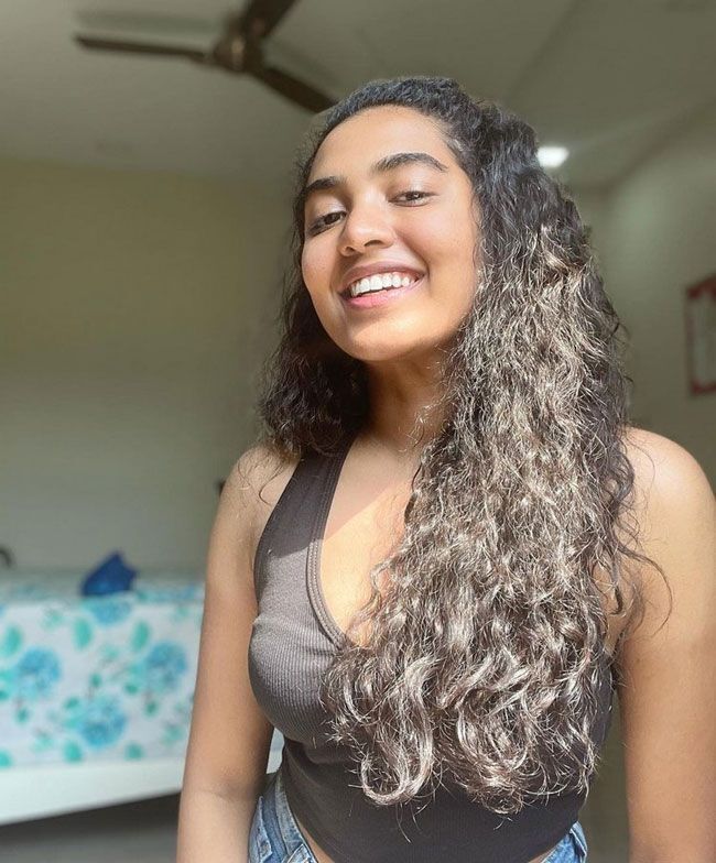 കറുപ്പിൽ അതീവ സുന്ദരിയായി നടി ശിവാത്മിക രാജശേഖർ