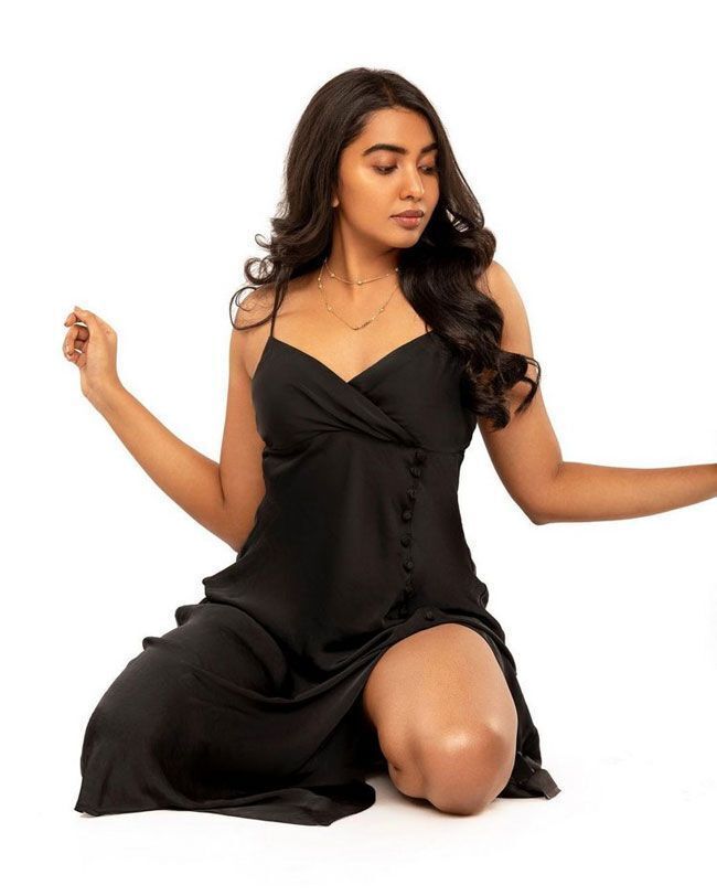 കറുപ്പിൽ അതീവ സുന്ദരിയായി നടി ശിവാത്മിക രാജശേഖർ