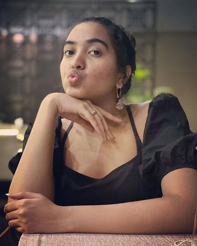 കറുപ്പിൽ അതീവ സുന്ദരിയായി നടി ശിവാത്മിക രാജശേഖർ