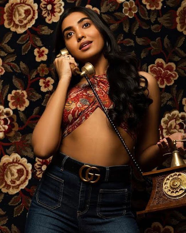 കറുപ്പിൽ അതീവ സുന്ദരിയായി നടി ശിവാത്മിക രാജശേഖർ