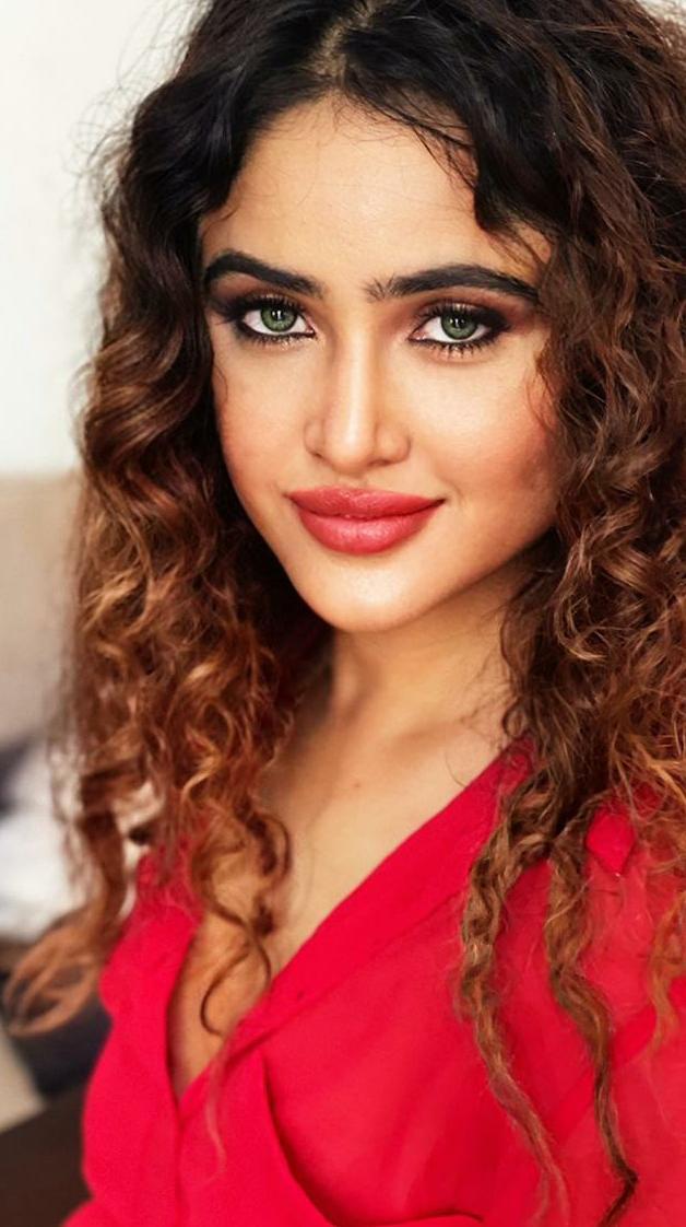 വേറിട്ട ലുക്കില്‍ സോണി ചരിഷ്ട: നടിയുടെ പുതിയ ചിത്രങ്ങള്‍ കാണാം