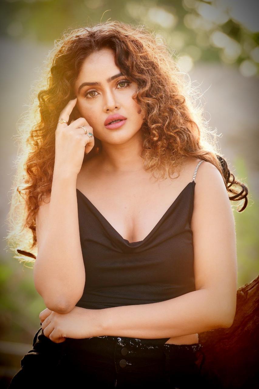 വേറിട്ട ലുക്കില്‍ സോണി ചരിഷ്ട: നടിയുടെ പുതിയ ചിത്രങ്ങള്‍ കാണാം