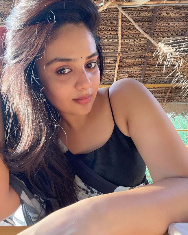 സൂപ്പര്‍ ലുക്കില്‍ ശ്രീമുഖിയുടെ സെല്‍ഫി ചിത്രങ്ങള്‍,  ആതീവ സുന്ദരിയായെന്ന് ആരാധകര്‍