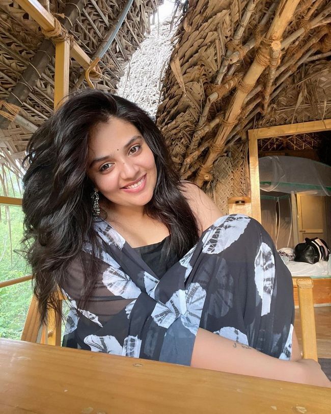 സൂപ്പര്‍ ലുക്കില്‍ ശ്രീമുഖിയുടെ സെല്‍ഫി ചിത്രങ്ങള്‍,  ആതീവ സുന്ദരിയായെന്ന് ആരാധകര്‍