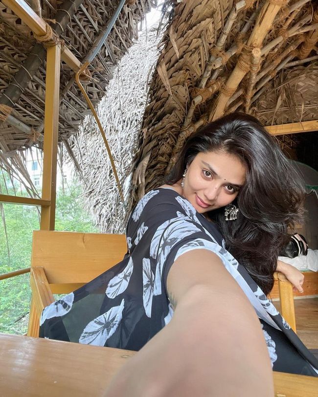 സൂപ്പര്‍ ലുക്കില്‍ ശ്രീമുഖിയുടെ സെല്‍ഫി ചിത്രങ്ങള്‍,  ആതീവ സുന്ദരിയായെന്ന് ആരാധകര്‍