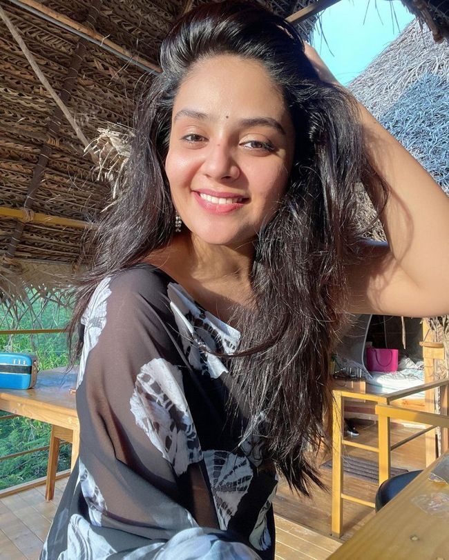 സൂപ്പര്‍ ലുക്കില്‍ ശ്രീമുഖിയുടെ സെല്‍ഫി ചിത്രങ്ങള്‍,  ആതീവ സുന്ദരിയായെന്ന് ആരാധകര്‍