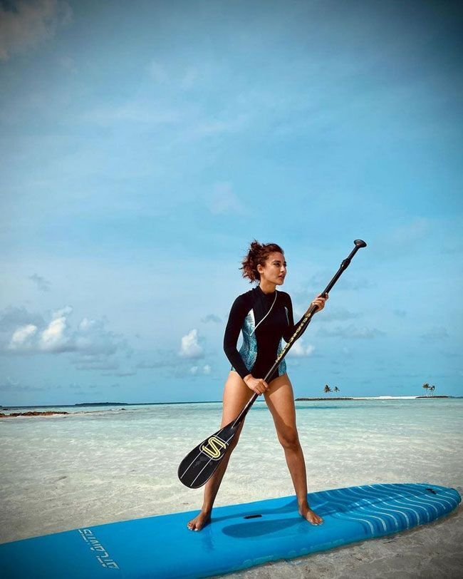 ബീച്ചിൽ ഹോട്ട് ലുക്കിൽ നടി സുരഭി ജ്യോതി.. ചിത്രങ്ങള്‍