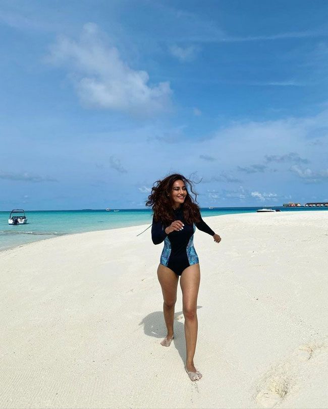 ബീച്ചിൽ ഹോട്ട് ലുക്കിൽ നടി സുരഭി ജ്യോതി.. ചിത്രങ്ങള്‍