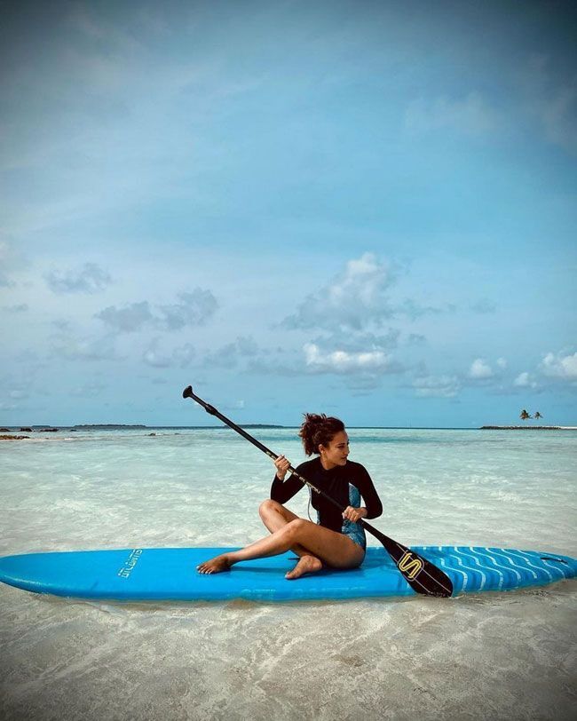 ബീച്ചിൽ ഹോട്ട് ലുക്കിൽ നടി സുരഭി ജ്യോതി.. ചിത്രങ്ങള്‍