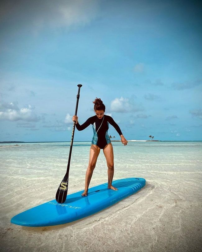 ബീച്ചിൽ ഹോട്ട് ലുക്കിൽ നടി സുരഭി ജ്യോതി.. ചിത്രങ്ങള്‍