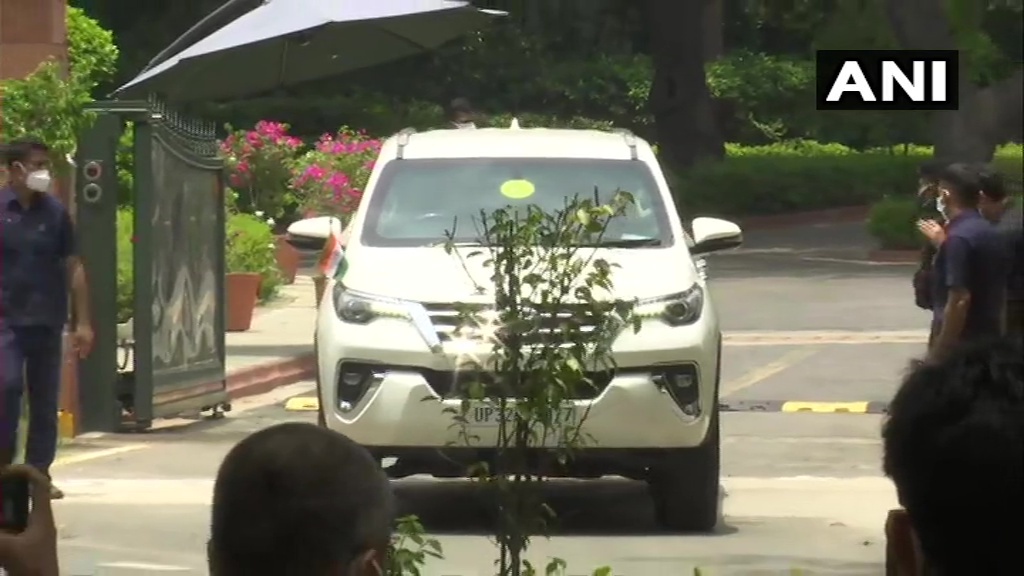 ഉത്തര്‍ പ്രദേശ് മുഖ്യമന്ത്രി യോഗി ആദിത്യനാഥ് ദില്ലിയിലെത്തി പ്രധാനമന്ത്രി നരേന്ദ്ര മോദിയെ കാണുന്നു- ചിത്രങ്ങള്‍