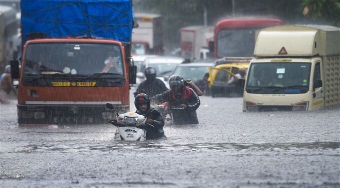 Heavy Rainfall Lashes In Mumbai