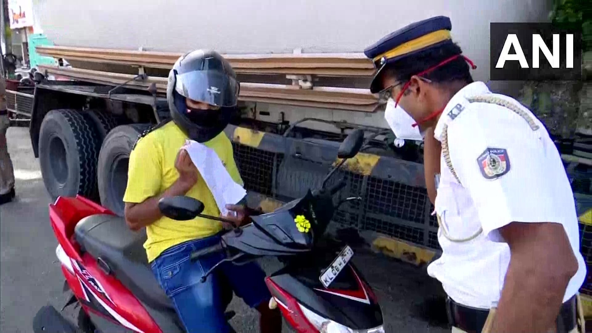 സമ്പൂര്‍ണ്ണ ലോക്ക്ഡൗണില്‍ ആളൊഴിഞ്ഞ് കേരളത്തിലെ നിരത്തുകള്‍- ചിത്രങ്ങള്‍