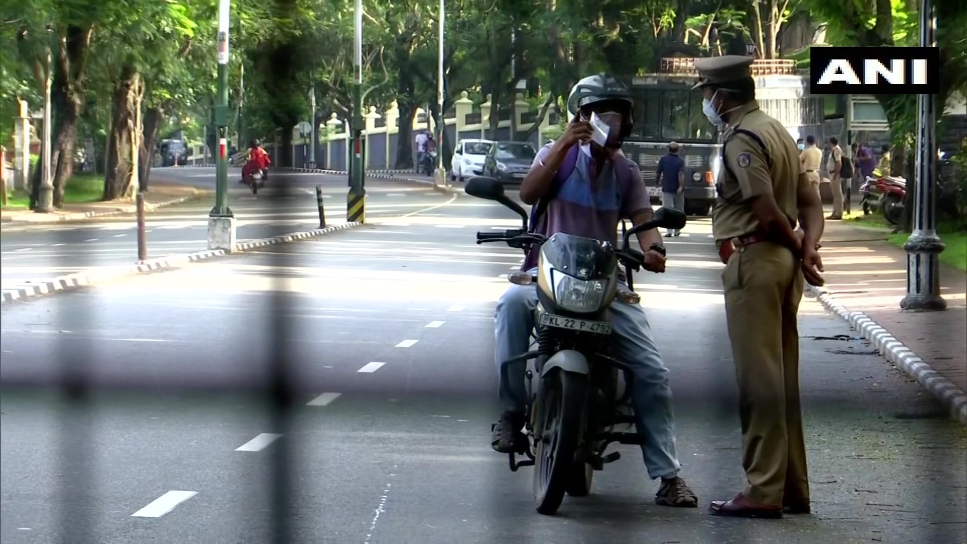 കേരളത്തില്‍ ഇന്ന് ലോക്ക്ഡൗണ്‍, കനത്ത പരിശോധന: ചിത്രങ്ങള്‍ കാണാം