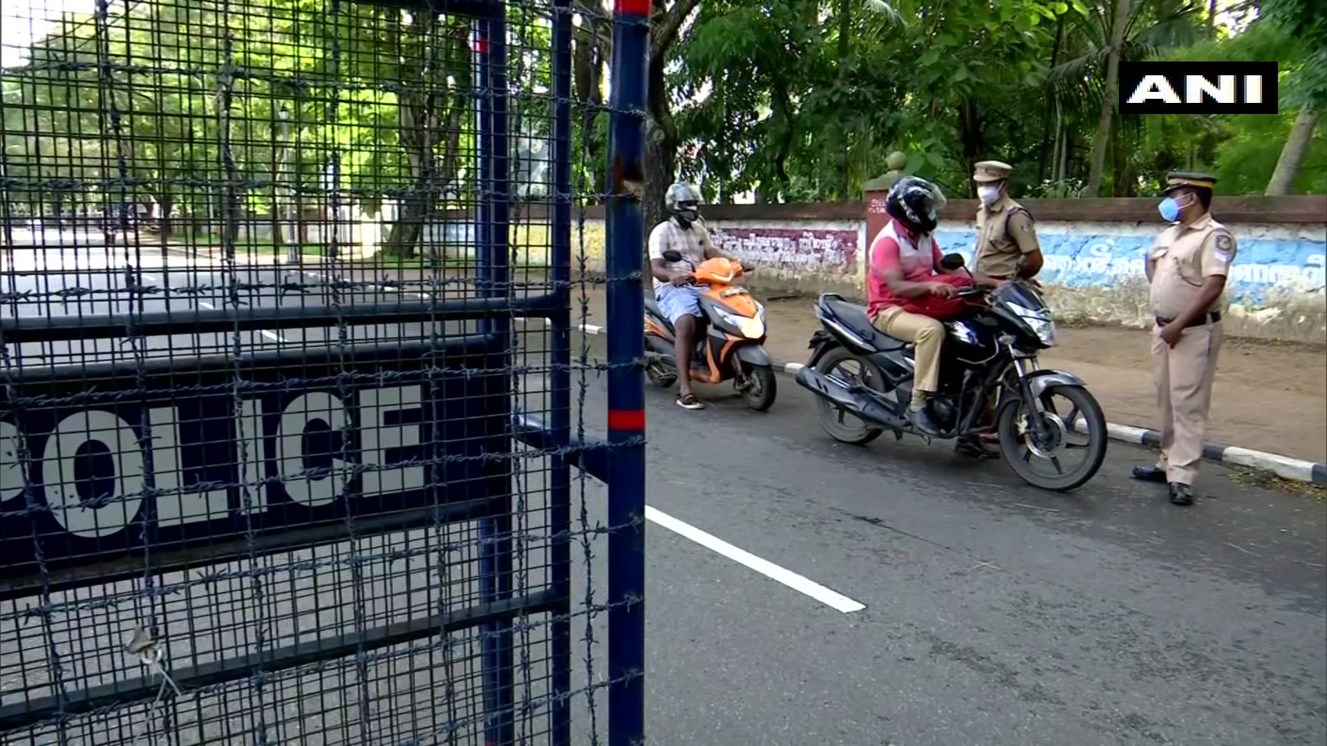 കേരളത്തില്‍ ഇന്ന് ലോക്ക്ഡൗണ്‍, കനത്ത പരിശോധന: ചിത്രങ്ങള്‍ കാണാം