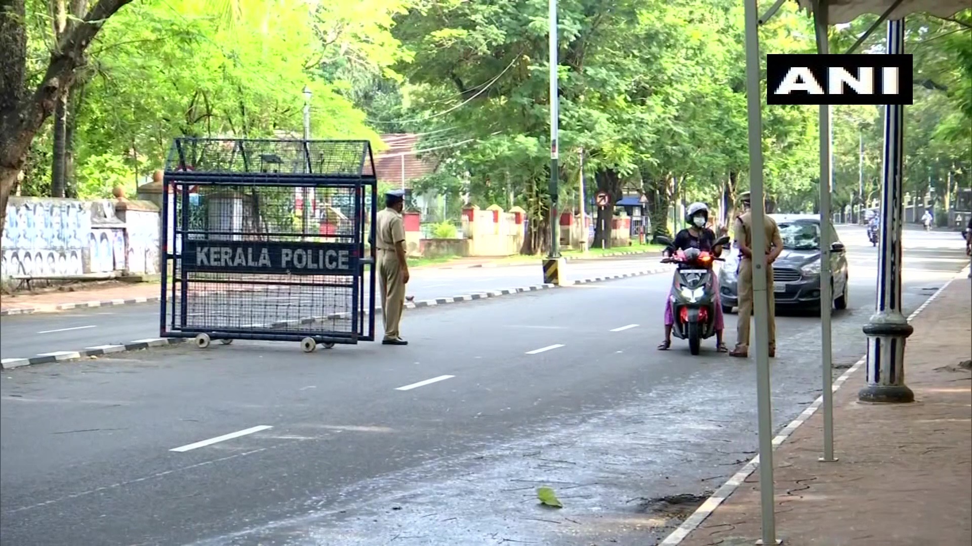 കേരളത്തില്‍ ഇന്ന് ലോക്ക്ഡൗണ്‍, കനത്ത പരിശോധന: ചിത്രങ്ങള്‍ കാണാം