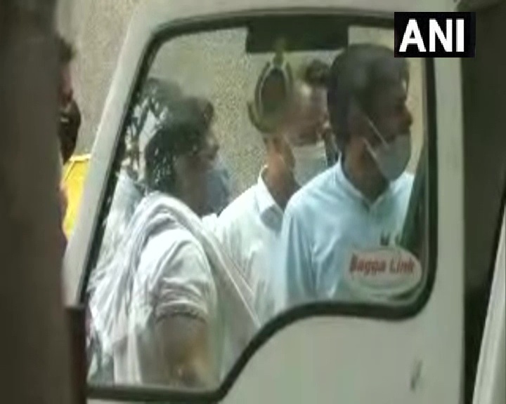 കൊലപാതക കേസില്‍ അറസ്റ്റിലായ ഗുസ്തി താരം സുശീല്‍ കുമാറിനെ ദില്ലി കോടതിയിലേക്ക് കൊണ്ടുവരുന്നു: ചിത്രങ്ങള്‍ കാണാം