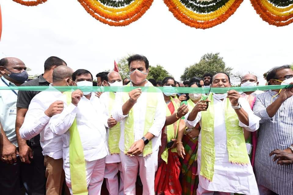 హరితహారం కార్యక్రమంలో భాగంగా మొక్కలను నాటిన మంత్రి కేటీఆర్