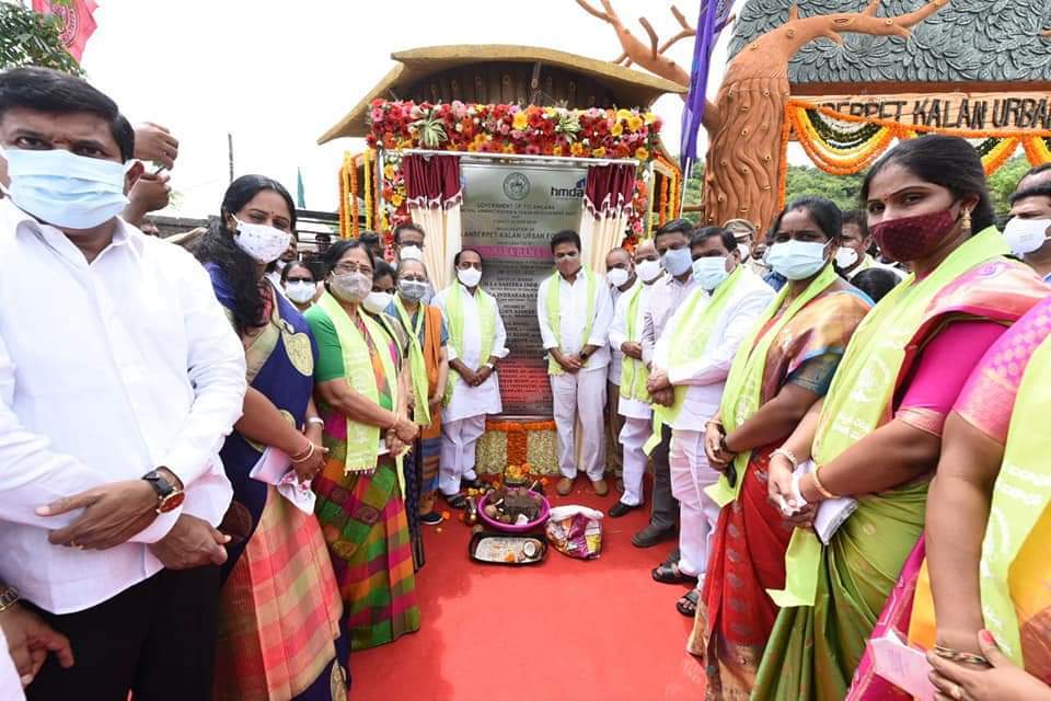 హరితహారం కార్యక్రమంలో భాగంగా మొక్కలను నాటిన మంత్రి కేటీఆర్