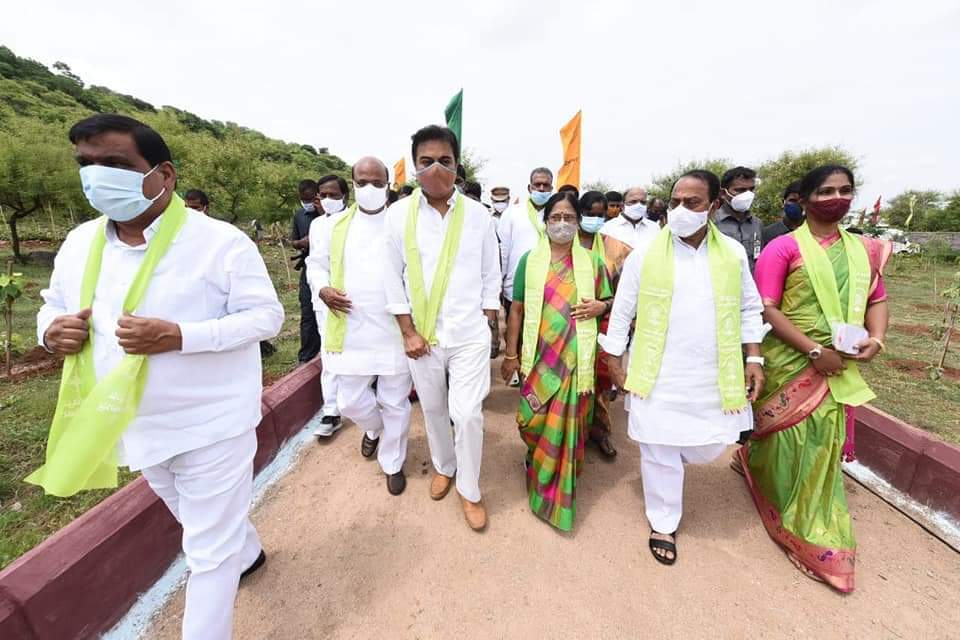 హరితహారం కార్యక్రమంలో భాగంగా మొక్కలను నాటిన మంత్రి కేటీఆర్