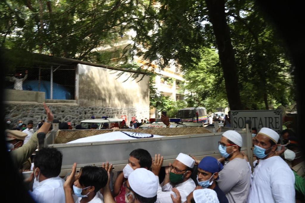 ప్రభుత్వ లాంఛనాలతో లెజండరీ నటుడు దిలీప్ కుమార్ అంత్యక్రియలు