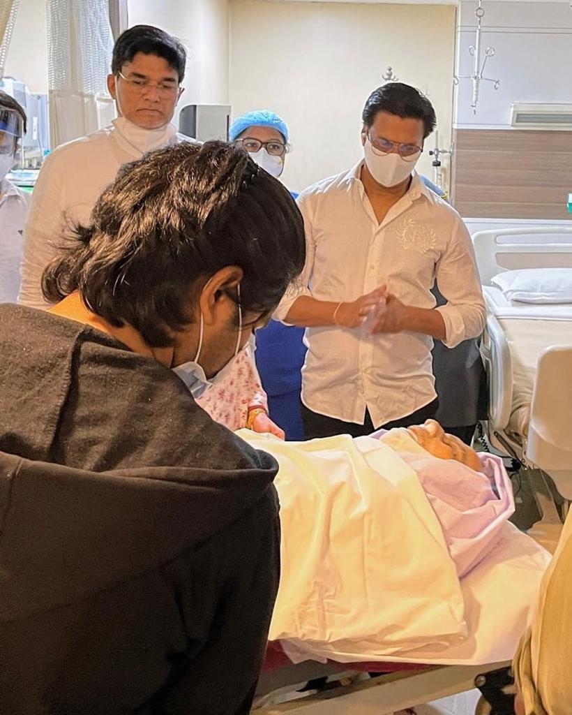 ప్రభుత్వ లాంఛనాలతో లెజండరీ నటుడు దిలీప్ కుమార్ అంత్యక్రియలు