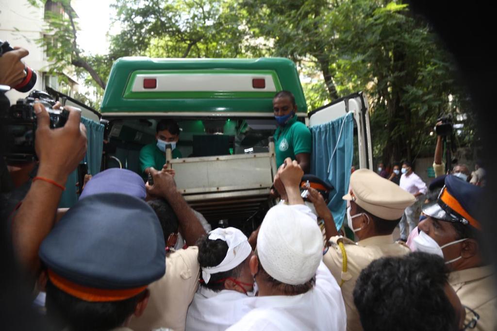 ప్రభుత్వ లాంఛనాలతో లెజండరీ నటుడు దిలీప్ కుమార్ అంత్యక్రియలు