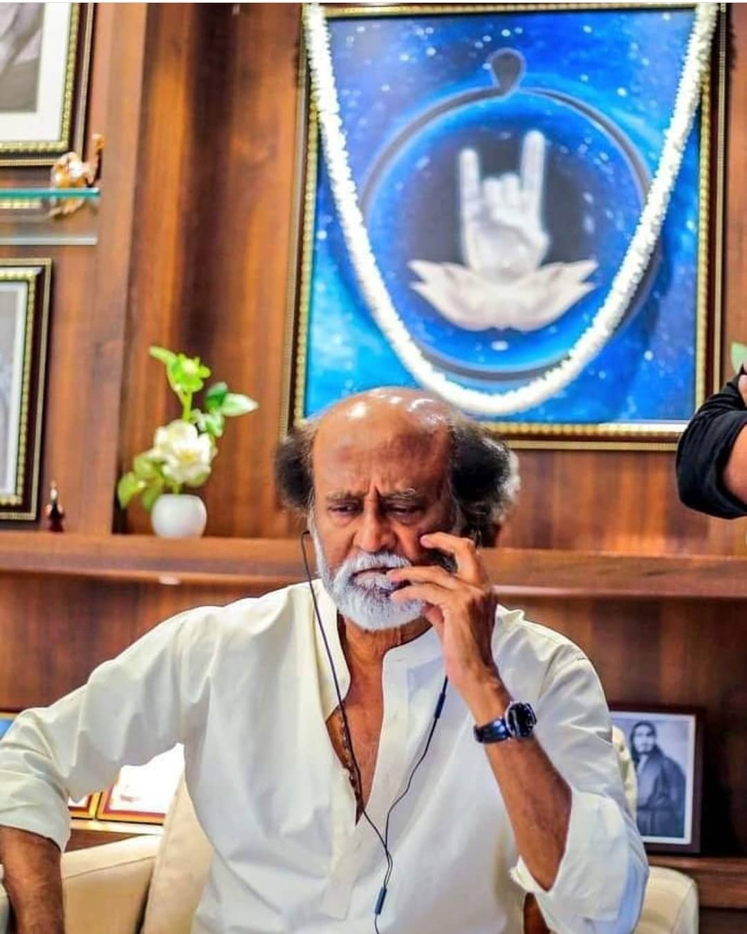 ரசிகர்களுடன் திடீர் சந்திப்பு.. ரஜினியைக் காண குவிந்த மன்றத்தினர்.. !