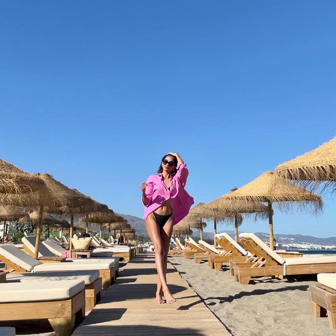 பச்சை பிகினியில் சன் பாத்.. நடிகை பனிடா சந்து சூடான ஹாட் போட்டோஸ்!