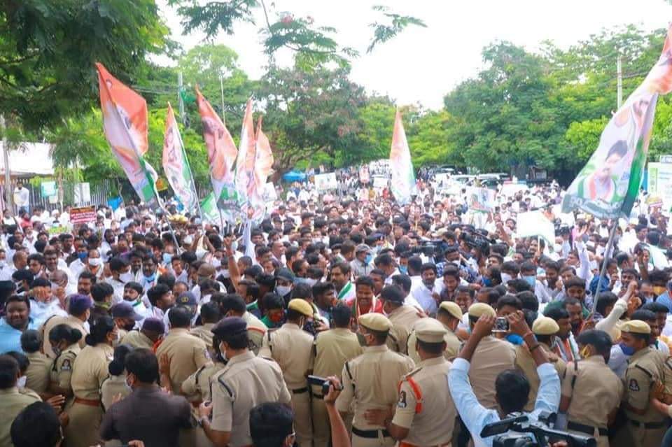 పెరిగిన పెట్రోల్ ధరపై కాంగ్రెస్ నిరసన: రేవంత్ రెడ్డి అరెస్టు