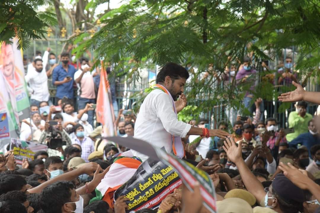 పెరిగిన పెట్రోల్ ధరపై కాంగ్రెస్ నిరసన: రేవంత్ రెడ్డి అరెస్టు