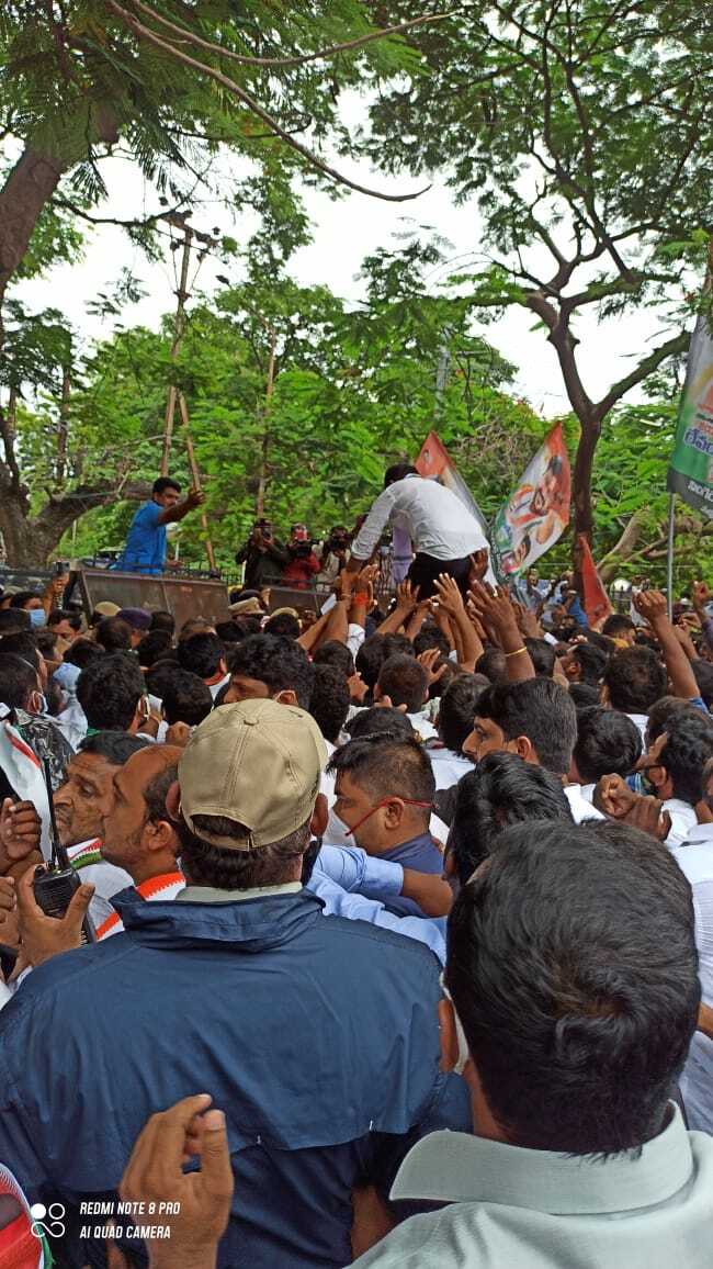 పెరిగిన పెట్రోల్ ధరపై కాంగ్రెస్ నిరసన: రేవంత్ రెడ్డి అరెస్టు