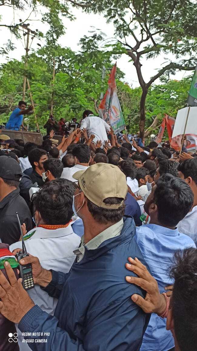 పెరిగిన పెట్రోల్ ధరపై కాంగ్రెస్ నిరసన: రేవంత్ రెడ్డి అరెస్టు