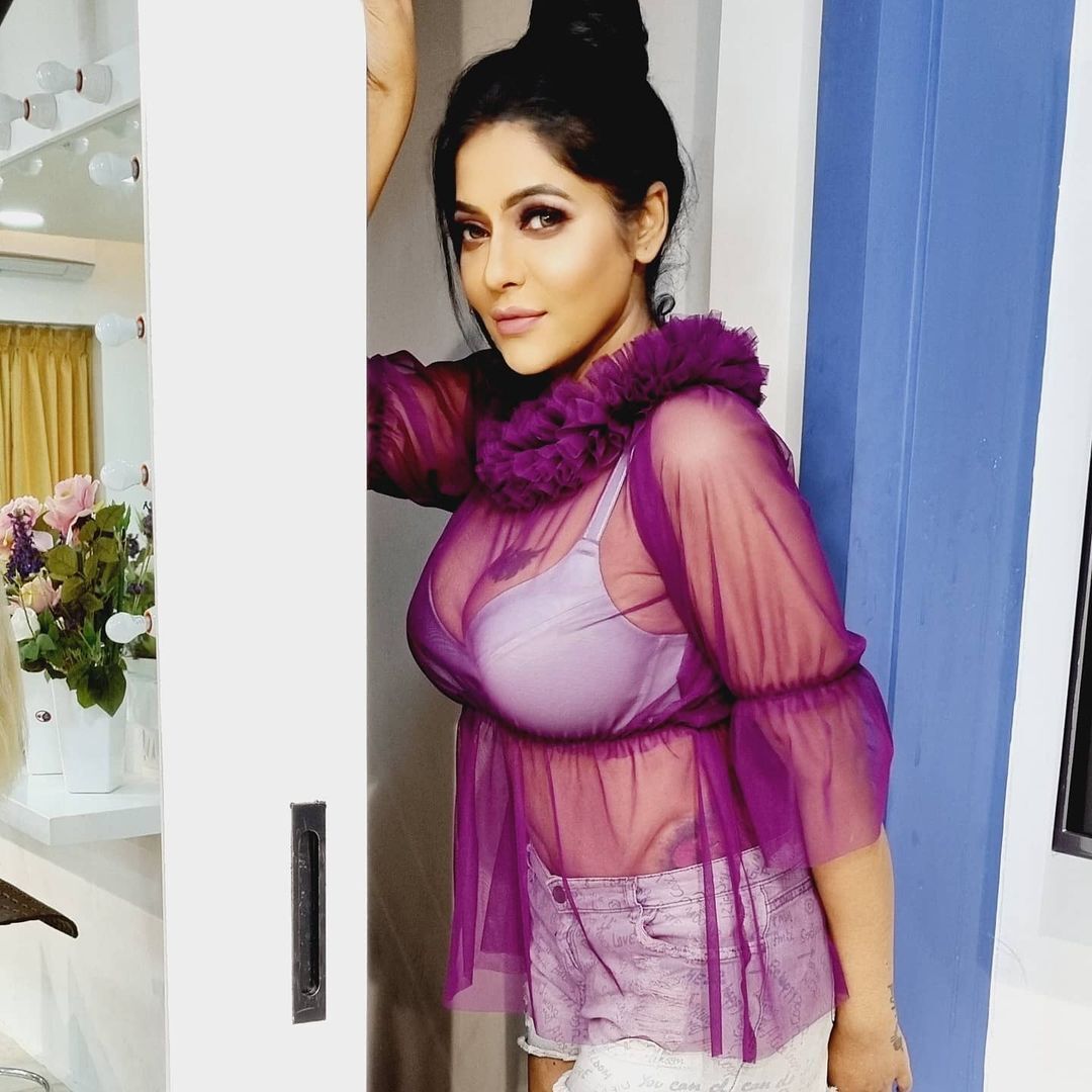 கவர்ச்சி கண்ணழகி.. நடிகை ரேஷ்மாவின் பிறந்தநாள்!