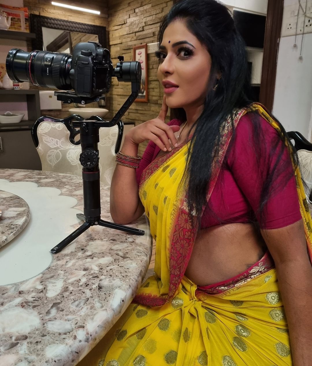 கவர்ச்சி கண்ணழகி.. நடிகை ரேஷ்மாவின் பிறந்தநாள்!