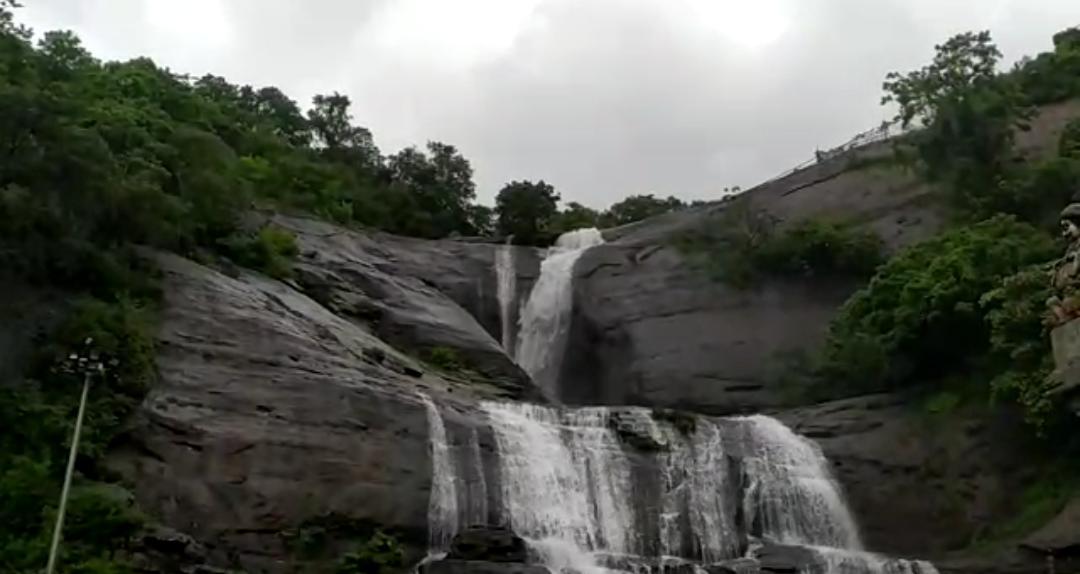 குற்றாலத்தில் பலத்த மழை.....மெயினருவியில் குளிக்க தடை சோகத்தில் சுற்றுலாவாசிகள்!