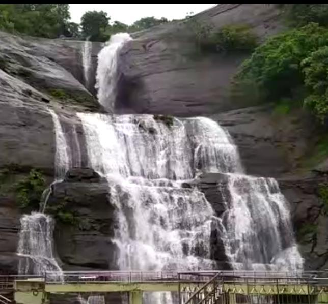 குற்றாலத்தில் பலத்த மழை.....மெயினருவியில் குளிக்க தடை சோகத்தில் சுற்றுலாவாசிகள்!