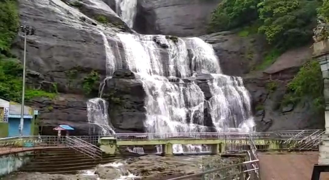 குற்றாலத்தில் பலத்த மழை.....மெயினருவியில் குளிக்க தடை சோகத்தில் சுற்றுலாவாசிகள்!